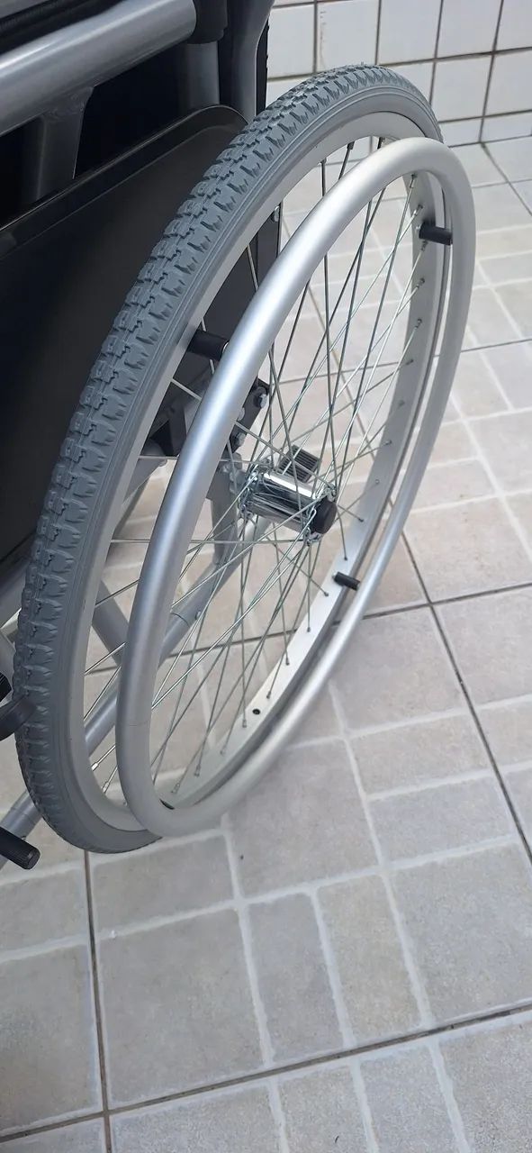 Cadeira de rodas Alumínio dobrável D600 Dellamed nunca usada - Foto 4