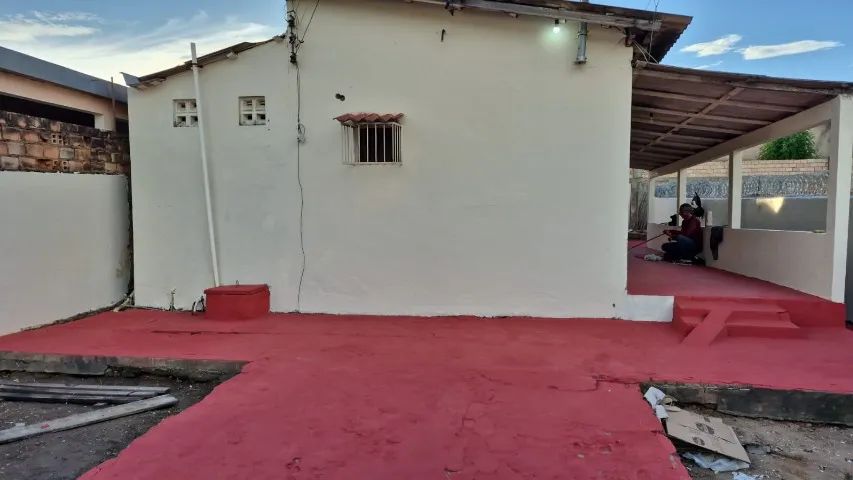 ALUGA-SE CASA DE 2 QUARTOS COM AREA EXTERNA AMPLA - Foto 2