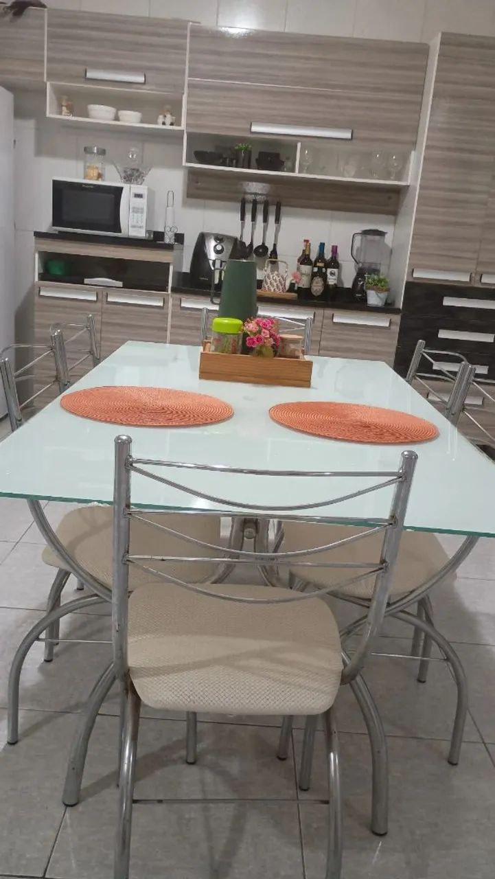 Mesa de vidro com 6 cadeiras em alumínio 