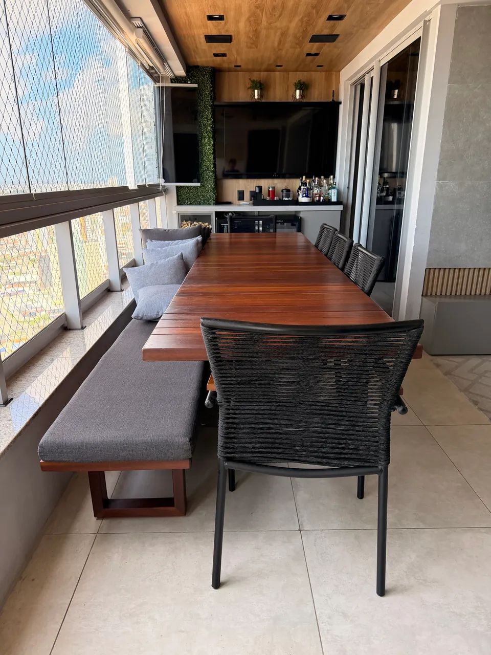 Vendo conjunto de mesa, cadeiras e bancos para 12 lugares