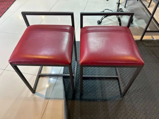 Conjunto Mesa Bistrô Industrial com 2 Banquetas Estofadas Vermelhas - Foto 2