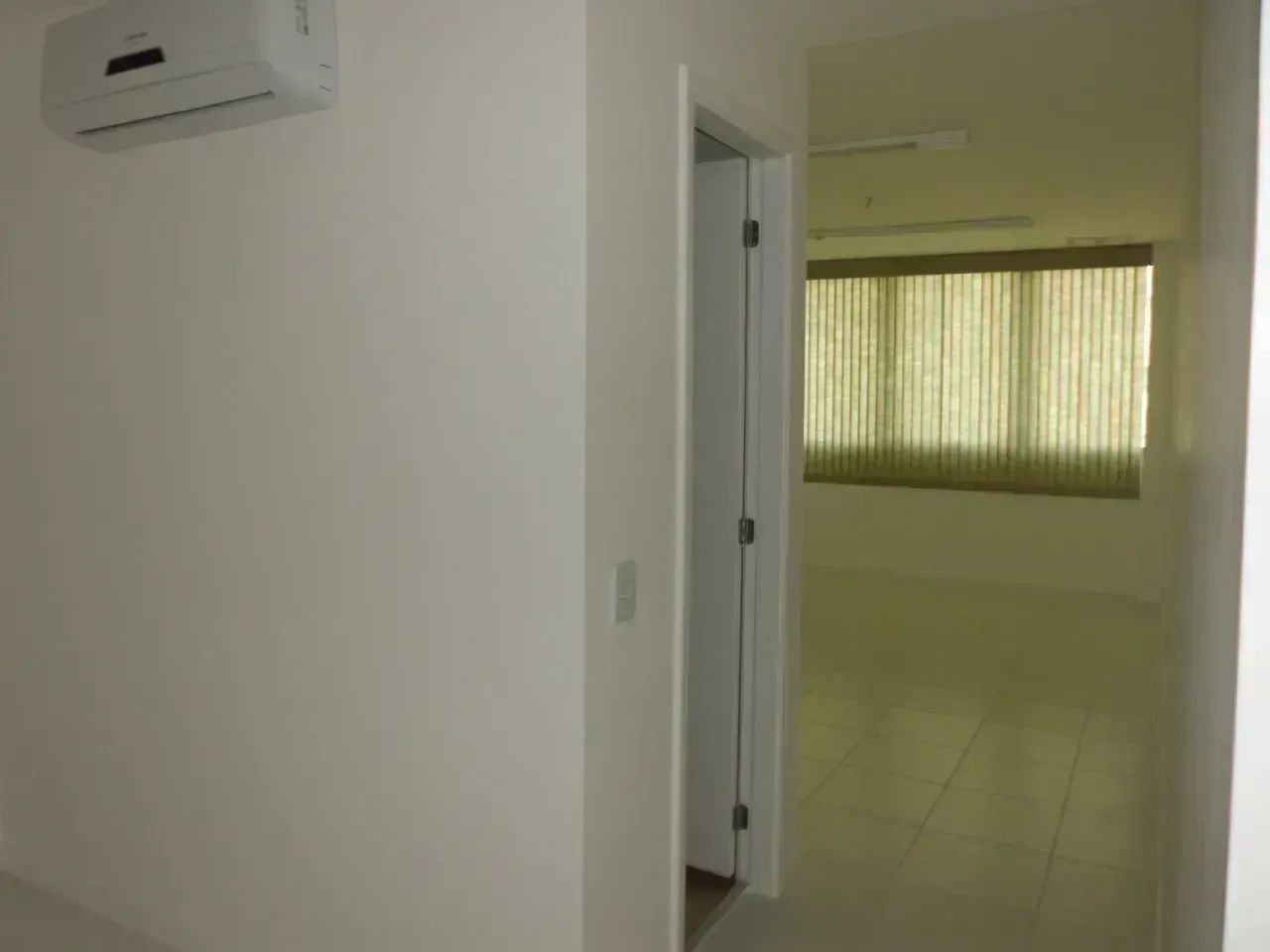 OPORTUNIDADE!!!  Sala ou Consultório, 30 m, divisórias, banheiro, Janelão, cortina, 2 Spli - Foto 7