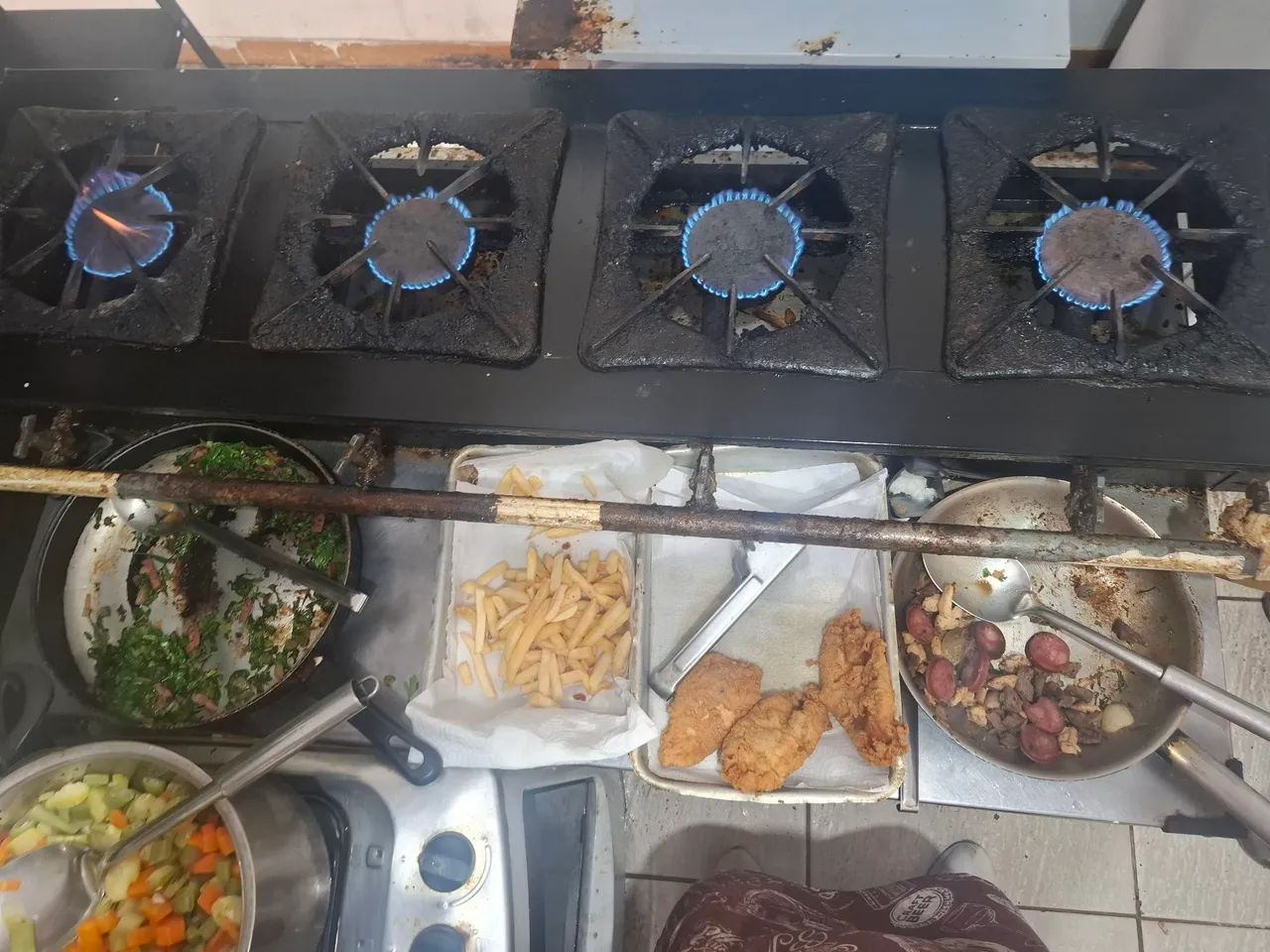 Vendo fogão 4 bocas industrial ótimo estado acompanhado de uma mesa inox somente 1000  - Foto 3