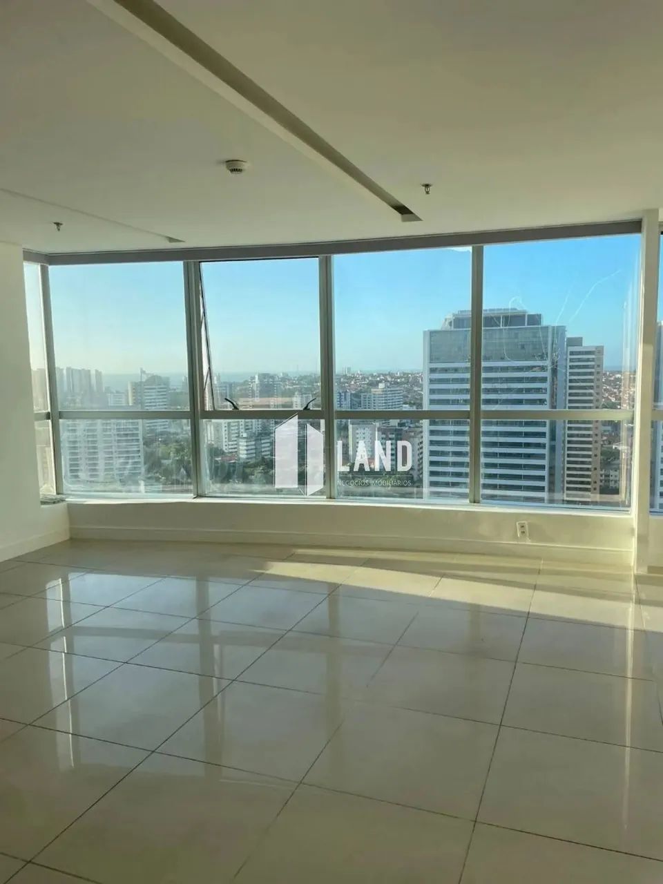 VENDO - SALA RIOMAR - 17º Andar - 63m² - 2 WCs - 1 Vaga de Garagem - Foto 2