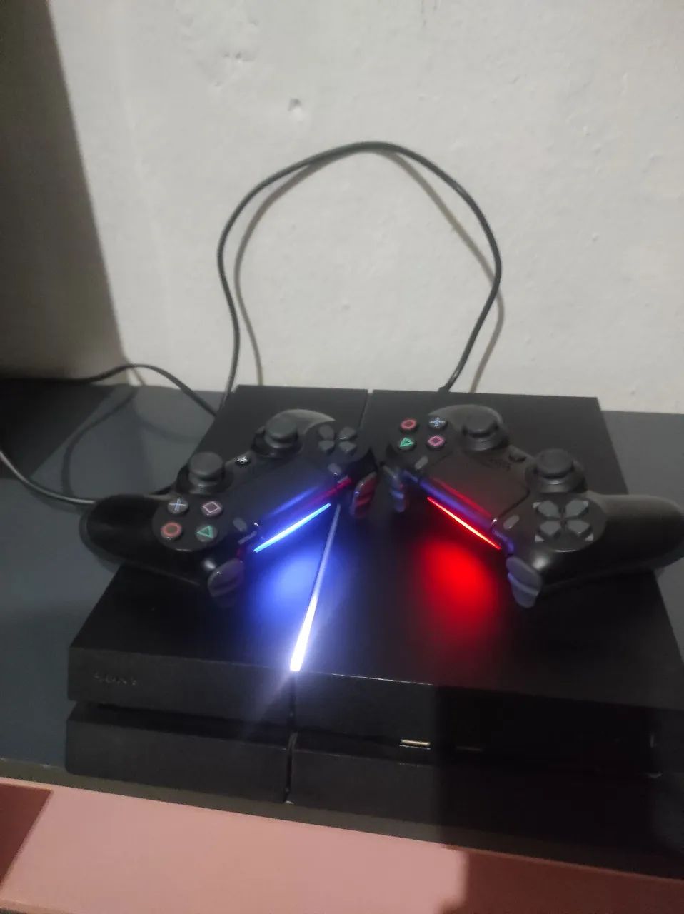 PS4 com 2 controles 