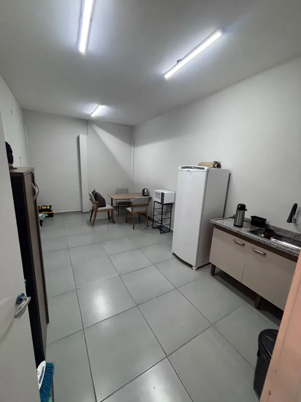 Excelente Oportunidade Comercial: Espaço Versátil e Moderno na Rua José Neves - Foto 3