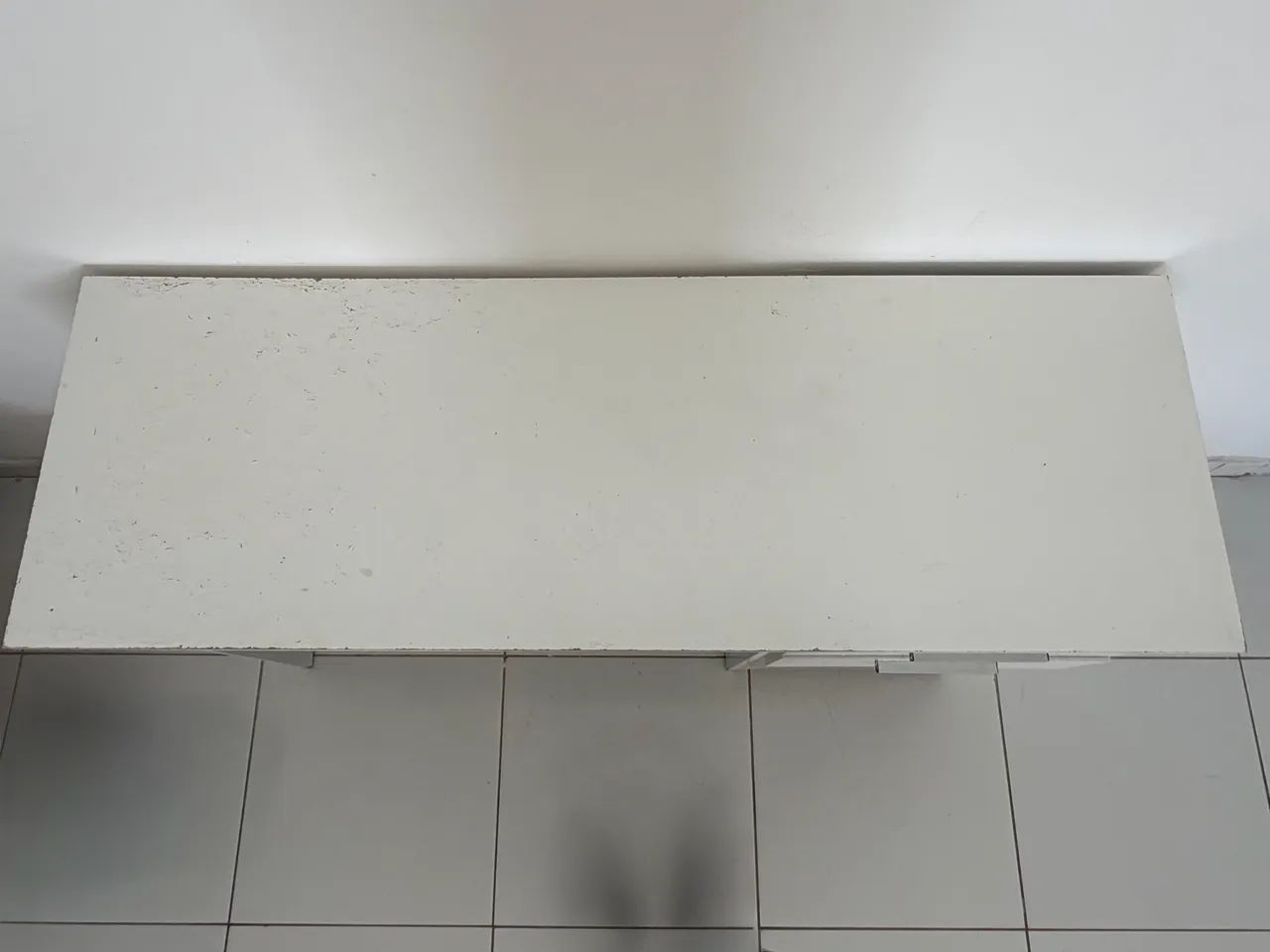 Escrivaninha branca com duas gavetas  - Foto 3