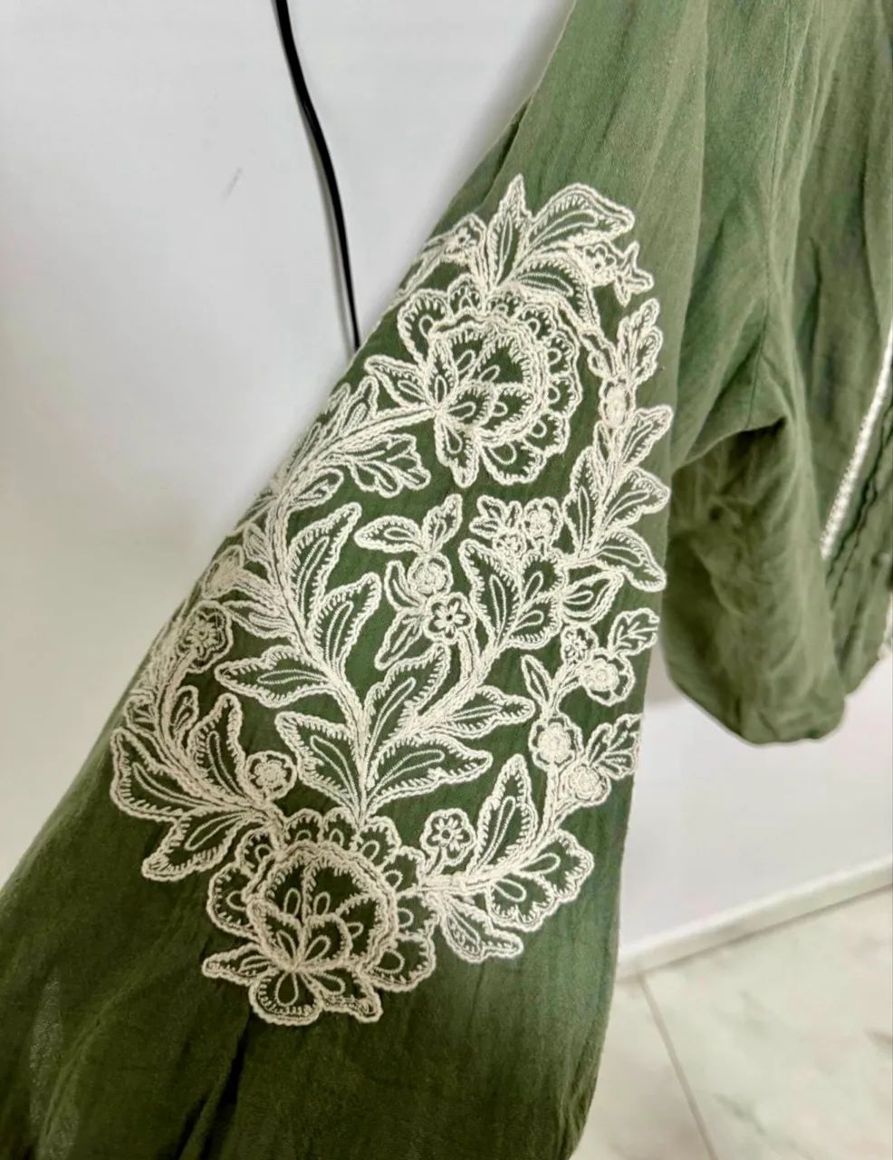 blusa zara boho verde caqui bordada - Foto 2