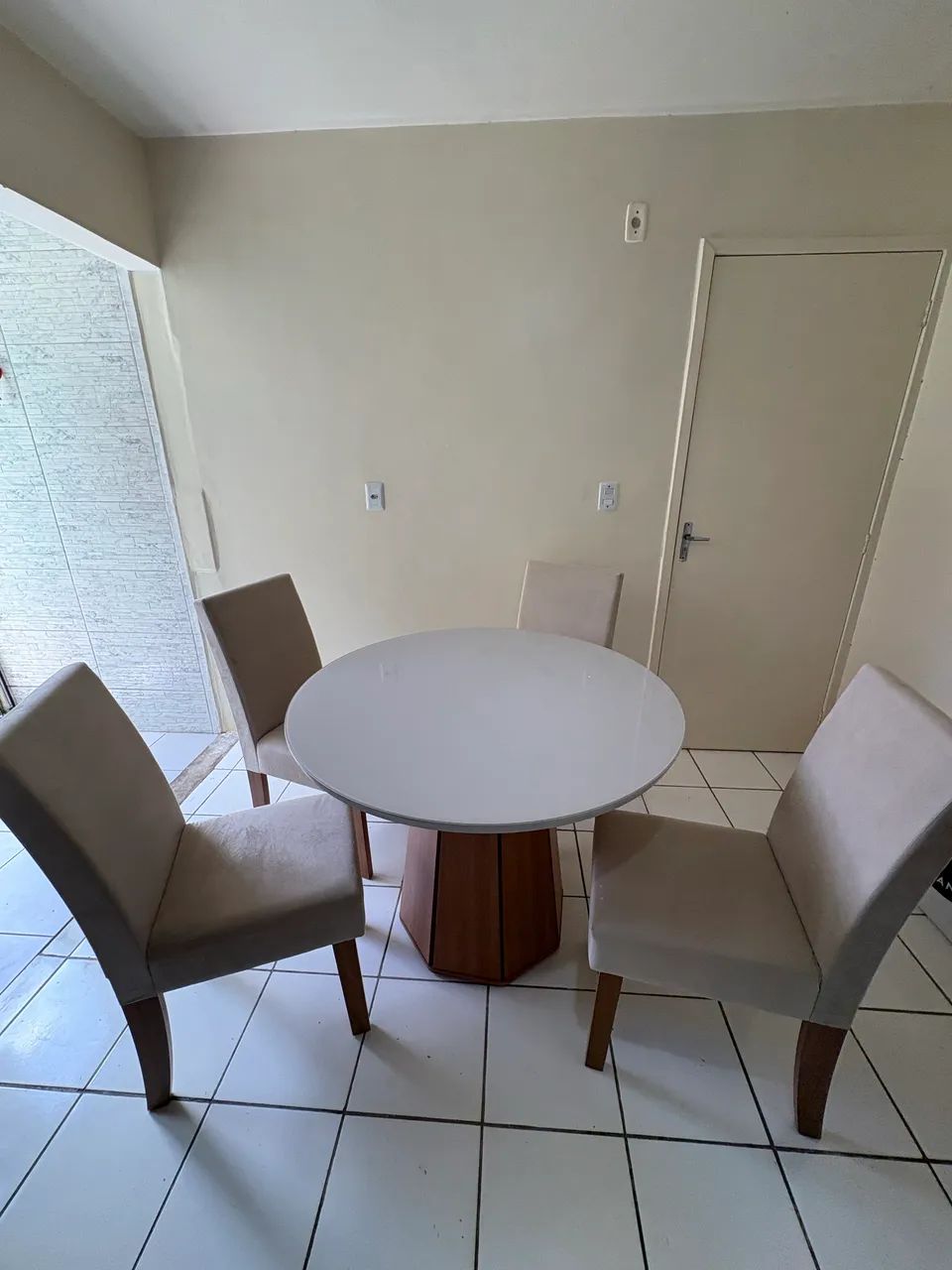 Vende-se Mesa com 4 cadeiras (Nova)