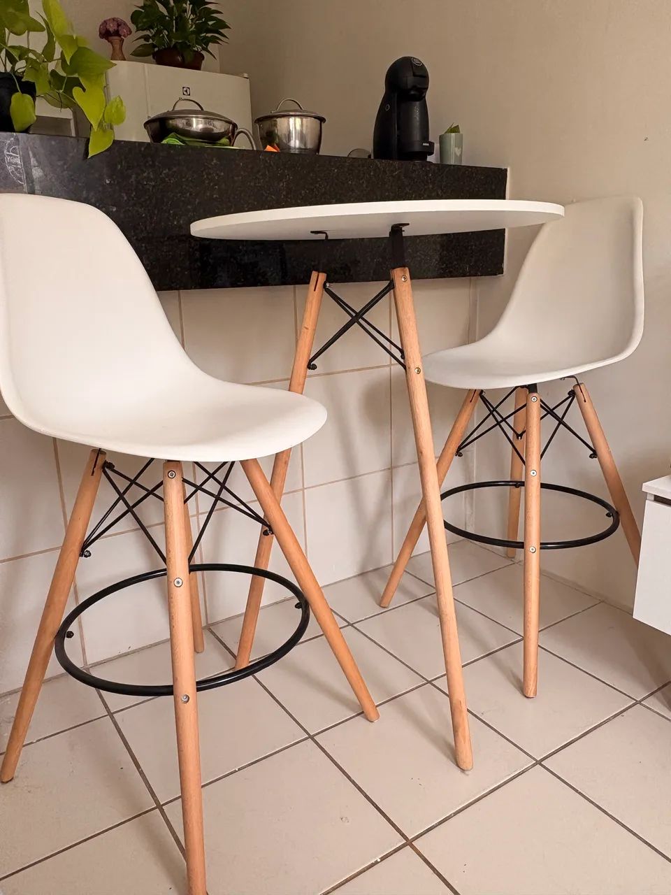 Mesa alta com banquetas / cadeiras eames - Foto 2