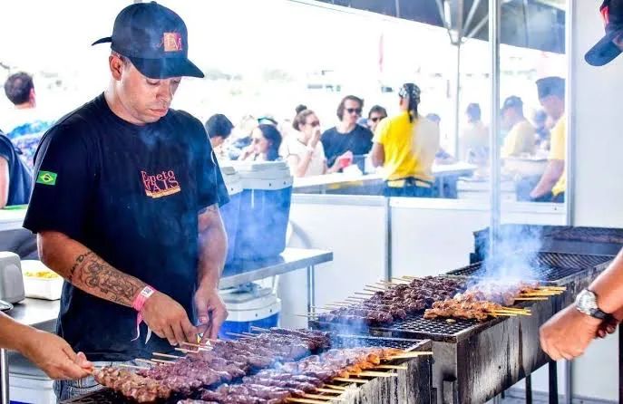 Churrasqueira para trabalhar com espetinhos 