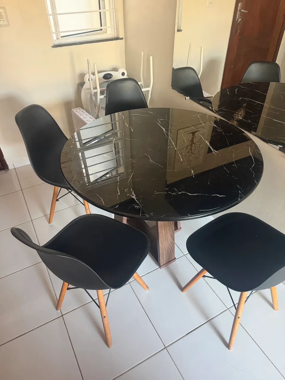 Mesa Com 4 Cadeiras  - Foto 2