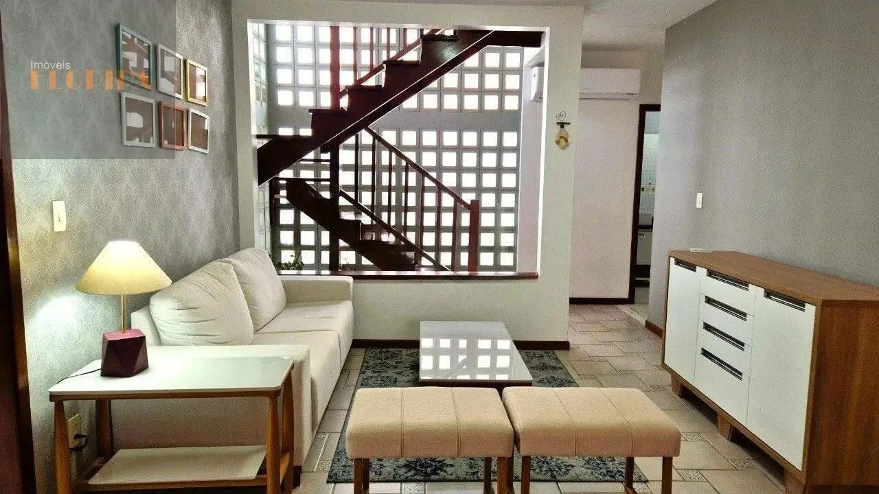Casa com 3 dormitórios e mezanino à venda no Carianos