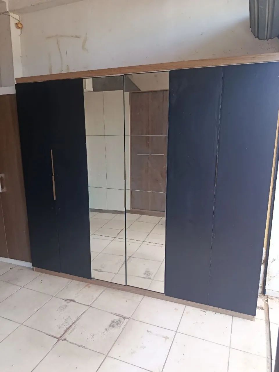 Guarda roupa de casal grande com espelho  - Foto 3
