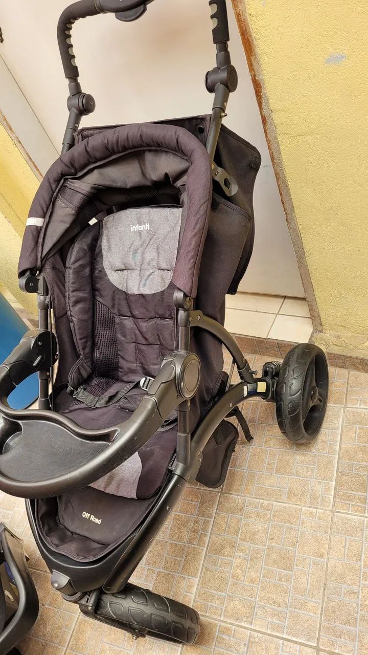 Carrinho bebê modelo of road. Carrinho bebê para andar na rua.