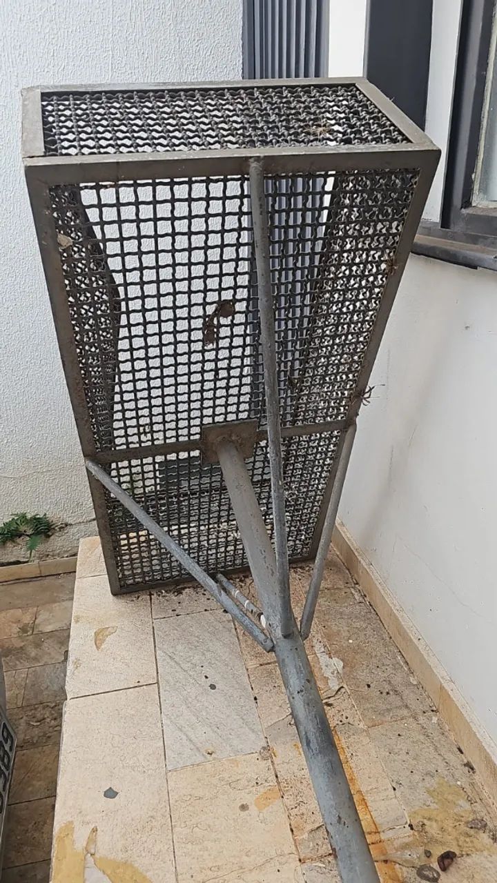 Lixeira de Ferro para Calçada / Muro - Resistente - Foto 2