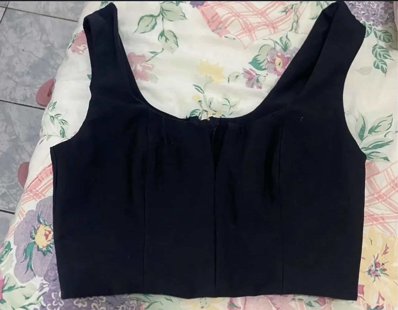 Blusa preta com decote V- Tam P - Foto 3