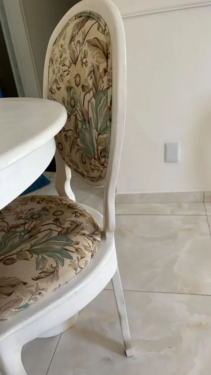 Conjunto cadeiras medalhão e mesa provençal  - Foto 4
