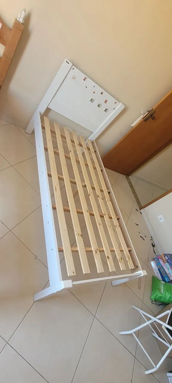 Cama de solteiro branca com colchão 