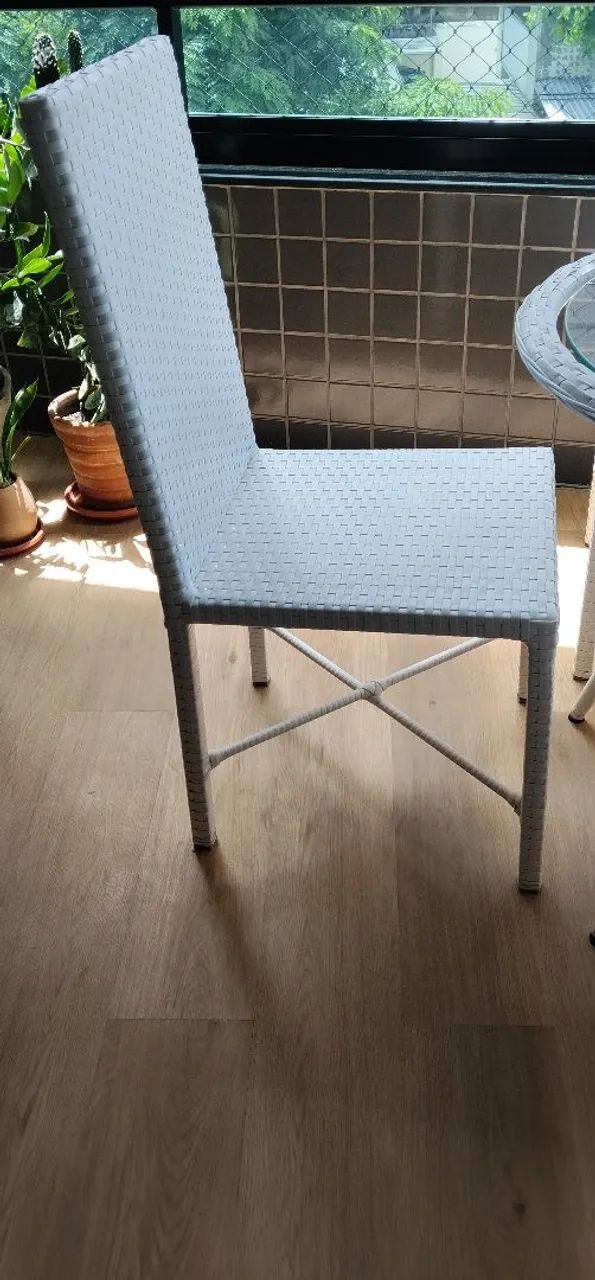 Mesa de Centro com 4 cadeiras em vime com tampo de vidro. - Foto 3