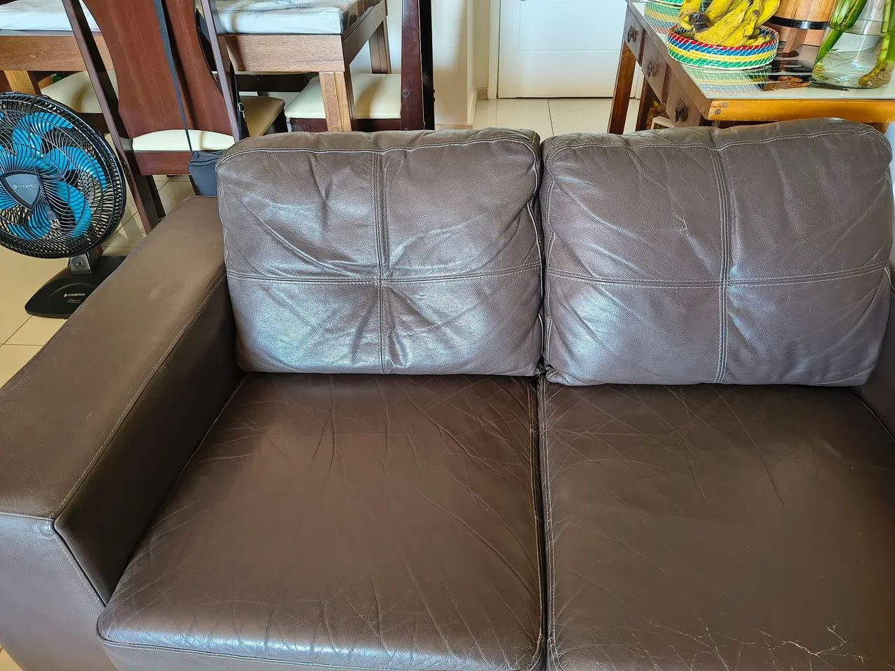 Vende-se 2 sofás de 2 lugares de couro legítimo, em bom estado de conservação.  - Foto 5