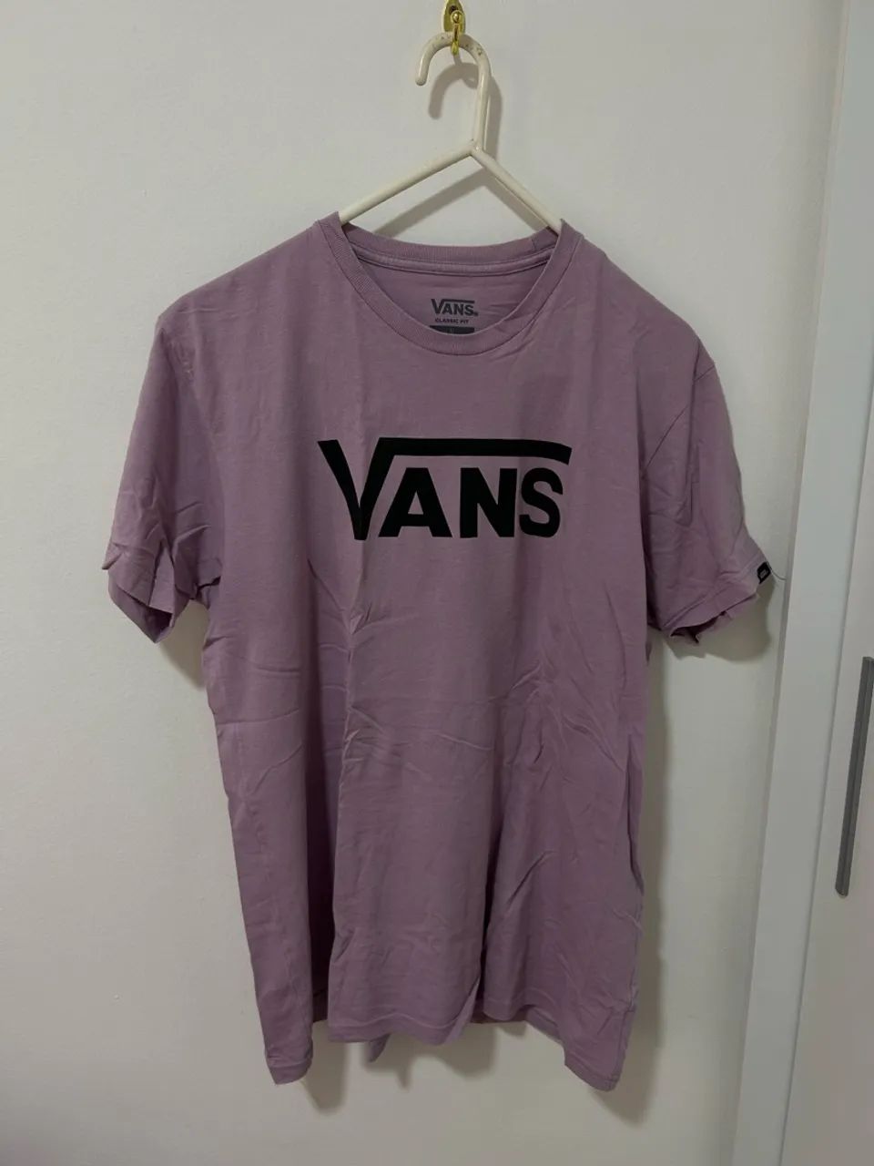 camiseta lilás vans 
