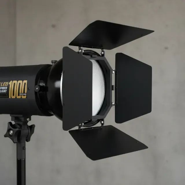 Kit 01 Iluminador Video Led 1000 Atek 127/220v Preto Branco-frio e 01 Refletor Bandeira 