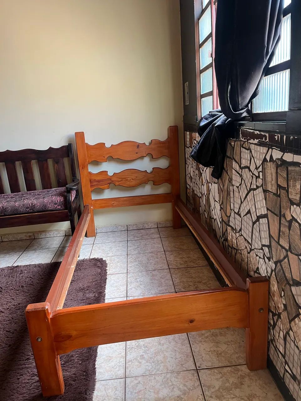 Vende-se cama de solteiro com colchão 