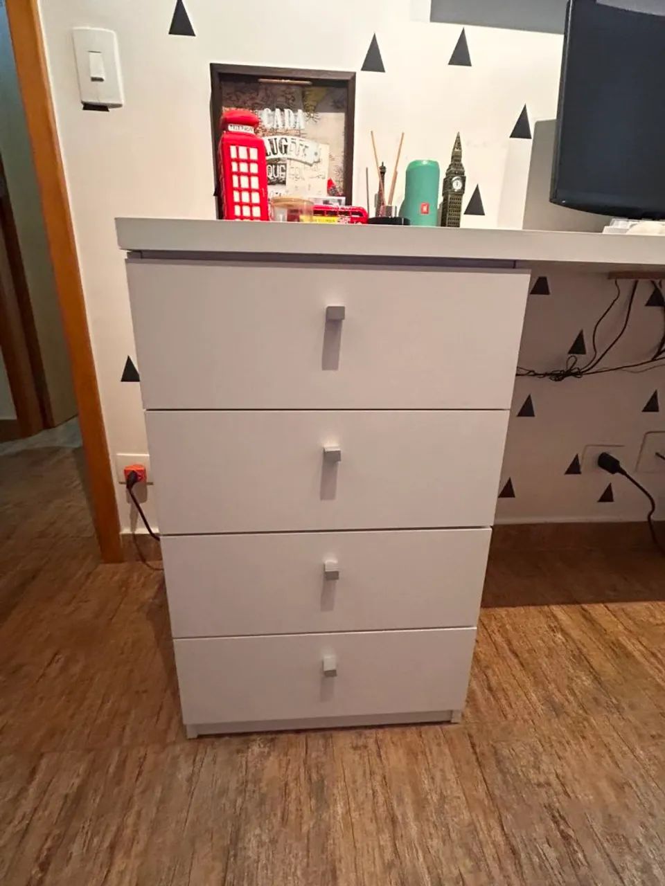 Mesa de trabalho para quarto ou escritório com 04 gavetas e 01 porta - Foto 3