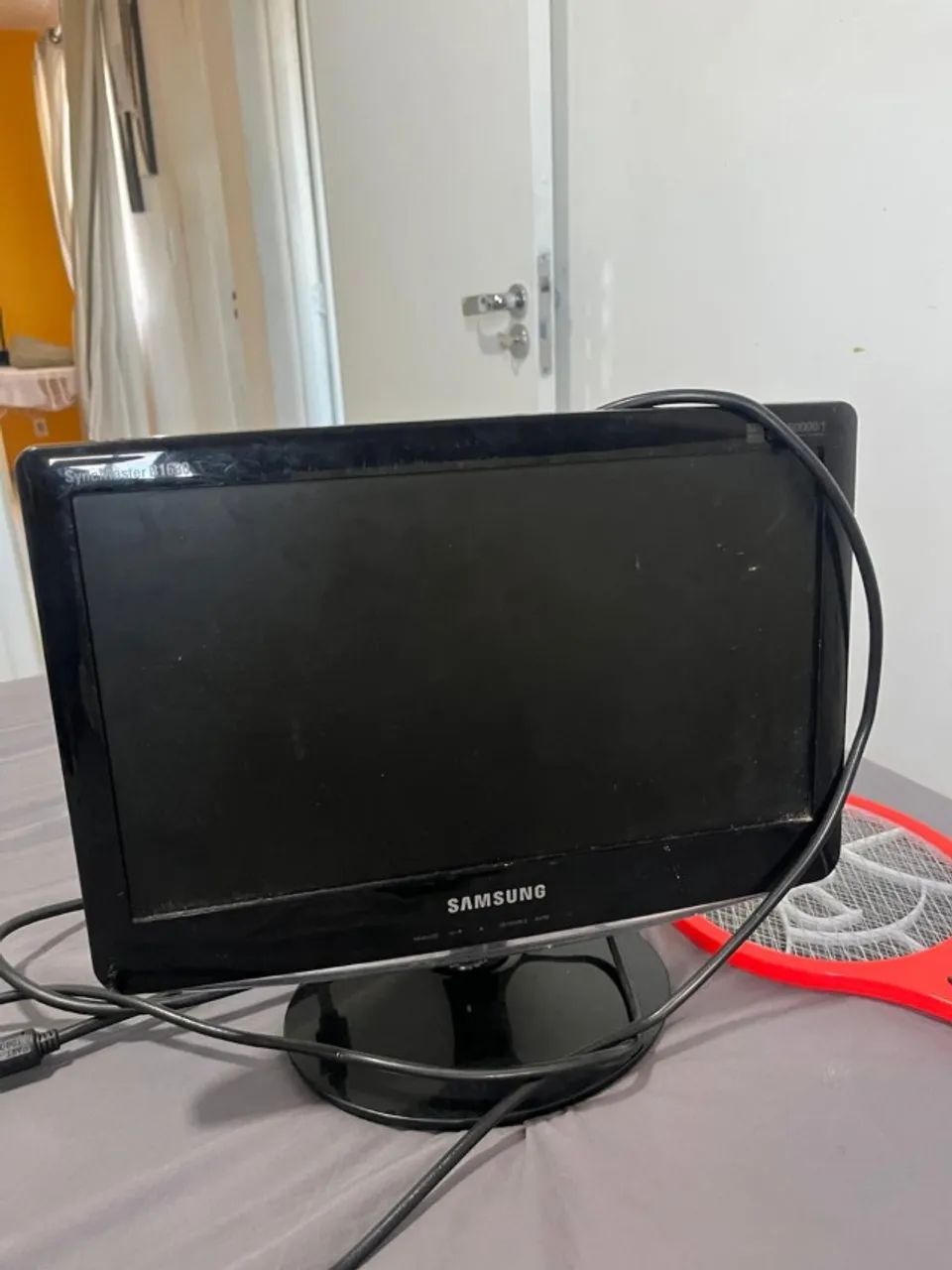 Monitor e um Teclado