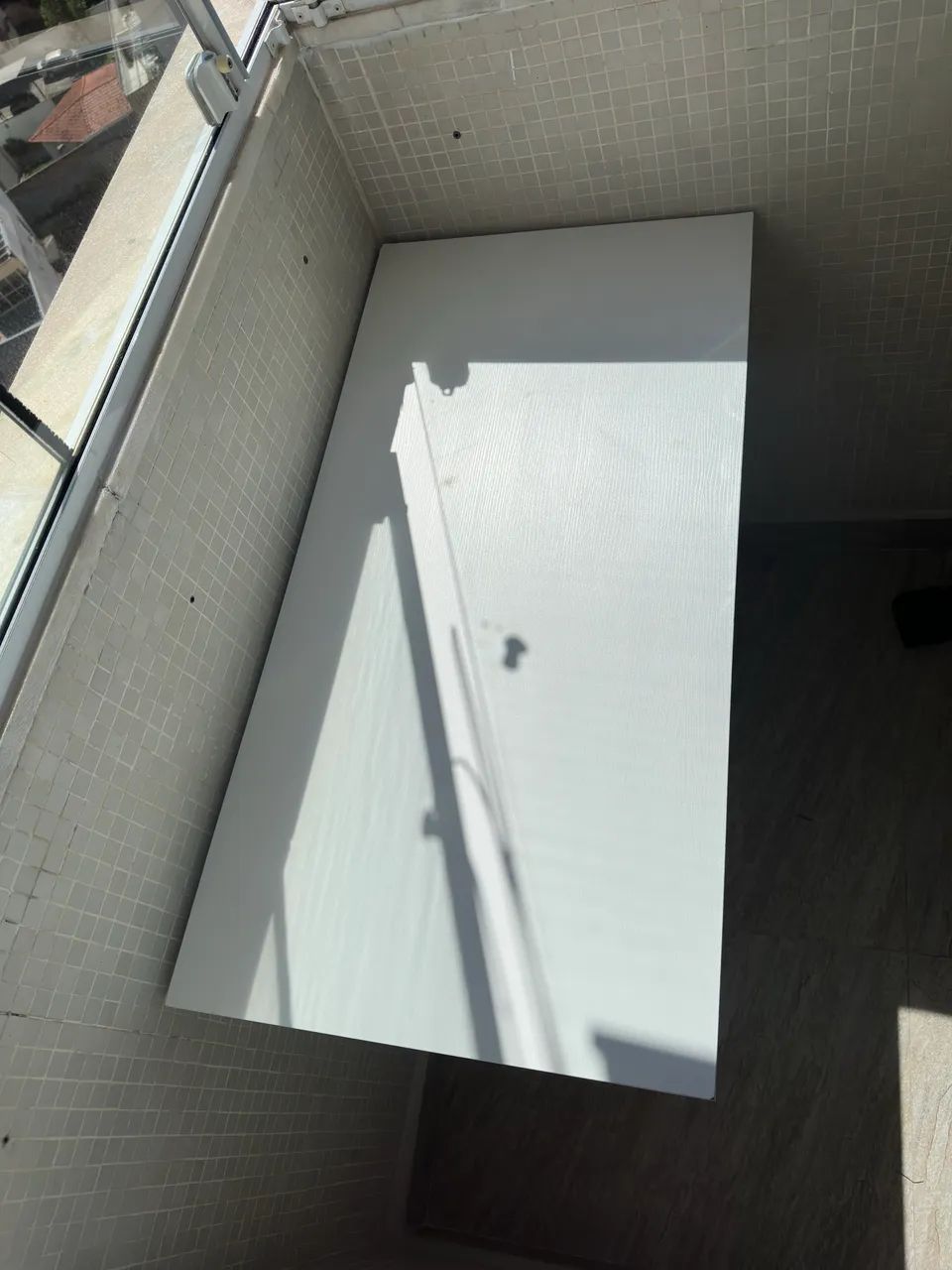 SUSPENDED TABLE432958234208522243