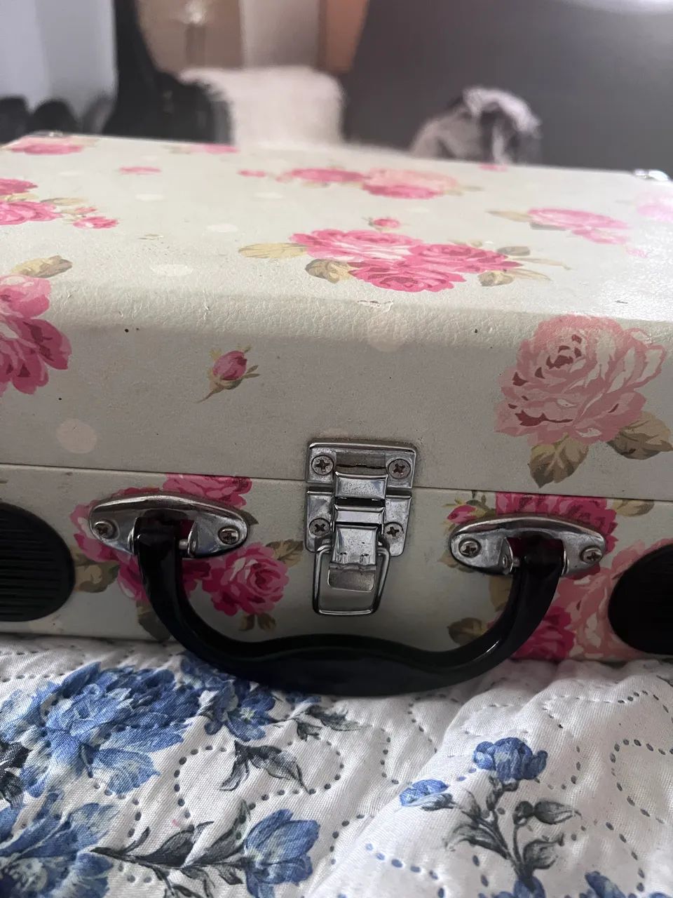 Vitrola em formato de mala 
