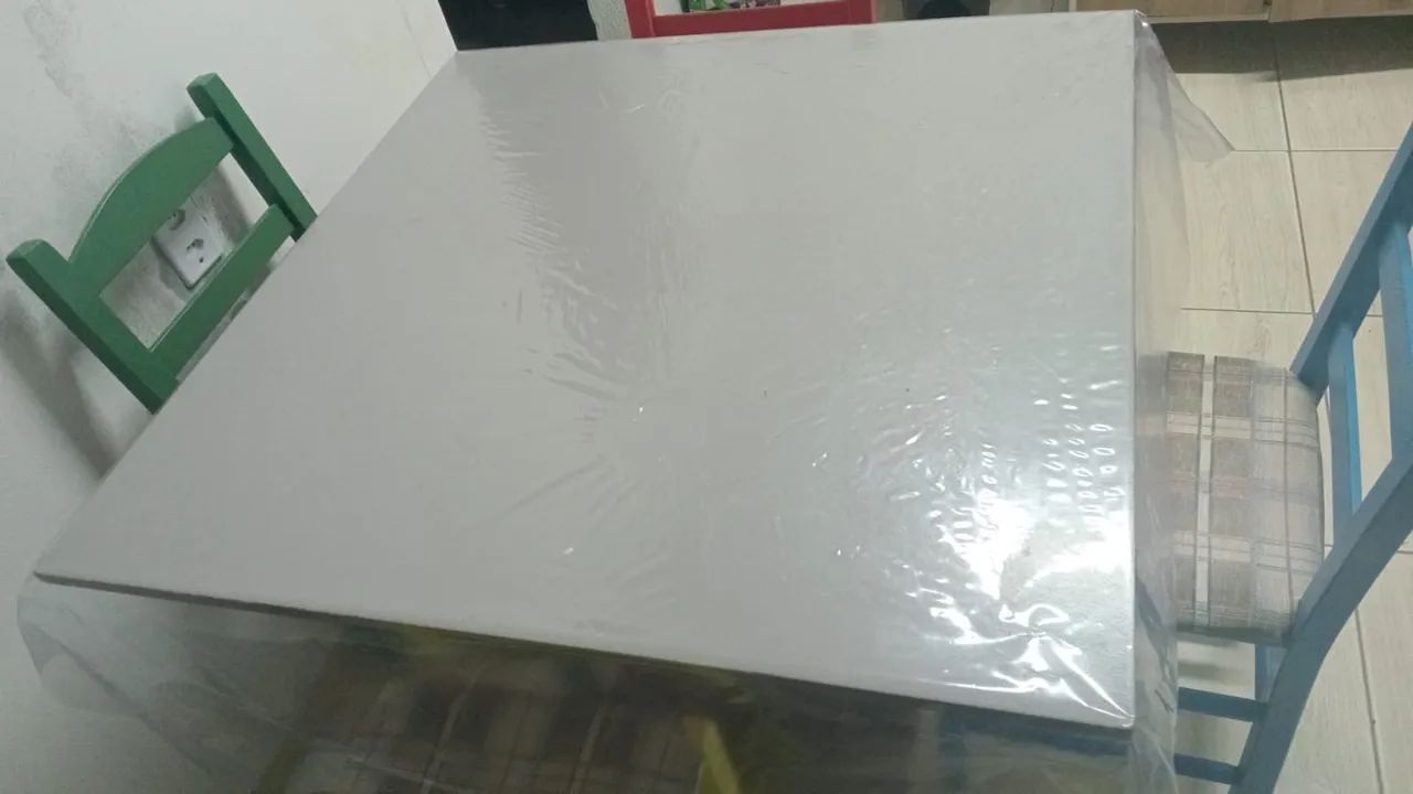 Mesa com 4 cadeiras 