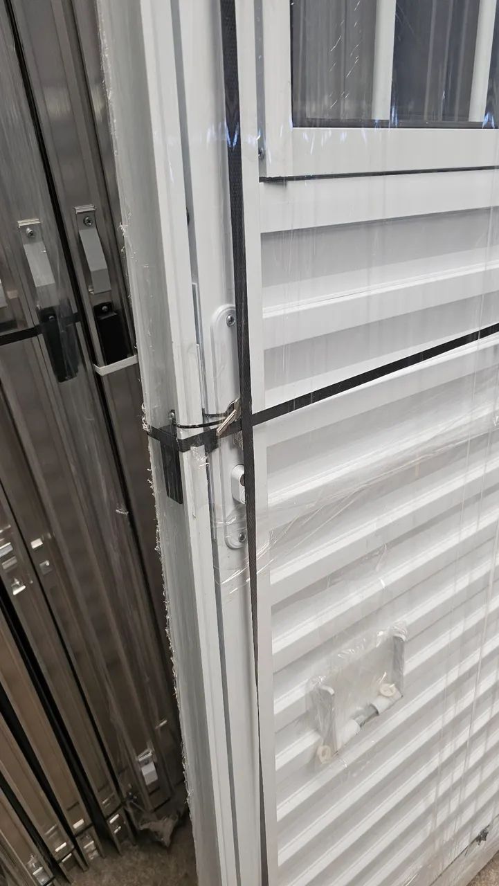 PORTA DE ALUMÍNIO BRANCO 80CM COM GRADE E VIDRO - QUEIMA DE ESTOQUE!!! - Foto 5