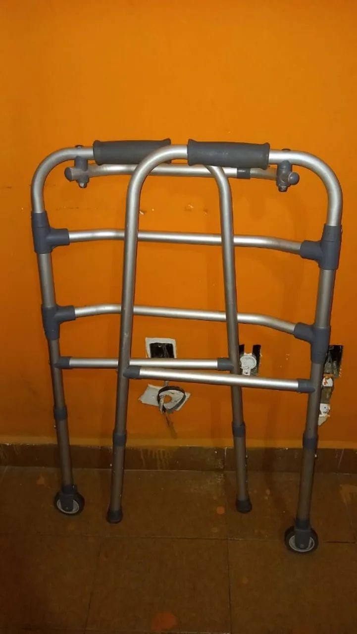 Andador em alumínio com rodinhas - Foto 4
