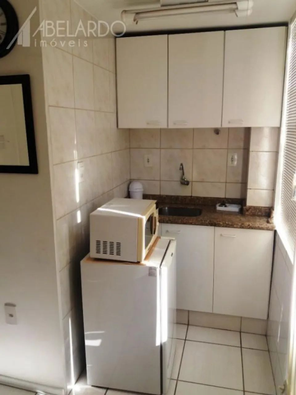 Sala comercial semi-mobiliada com 14,67 m2 de área aproximada, com piso cerâmico, com lumi - Foto 3