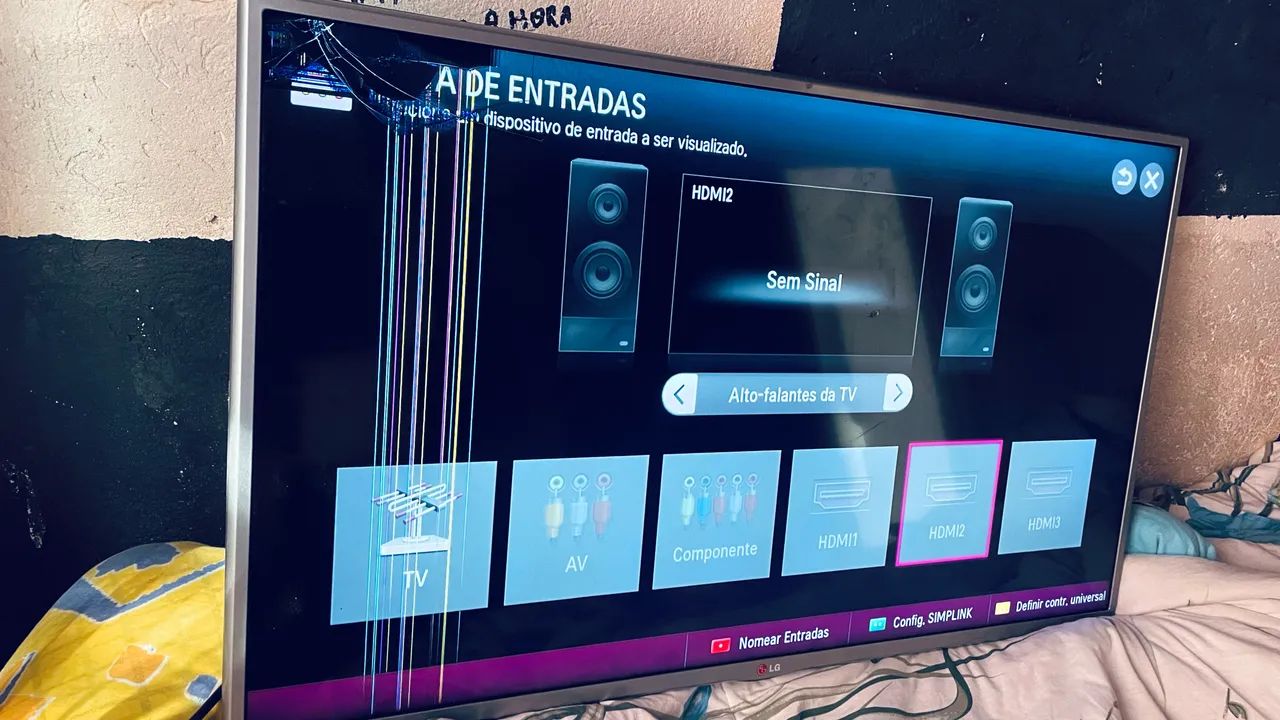 TV LG Smart Antiga Com tela trincada 
