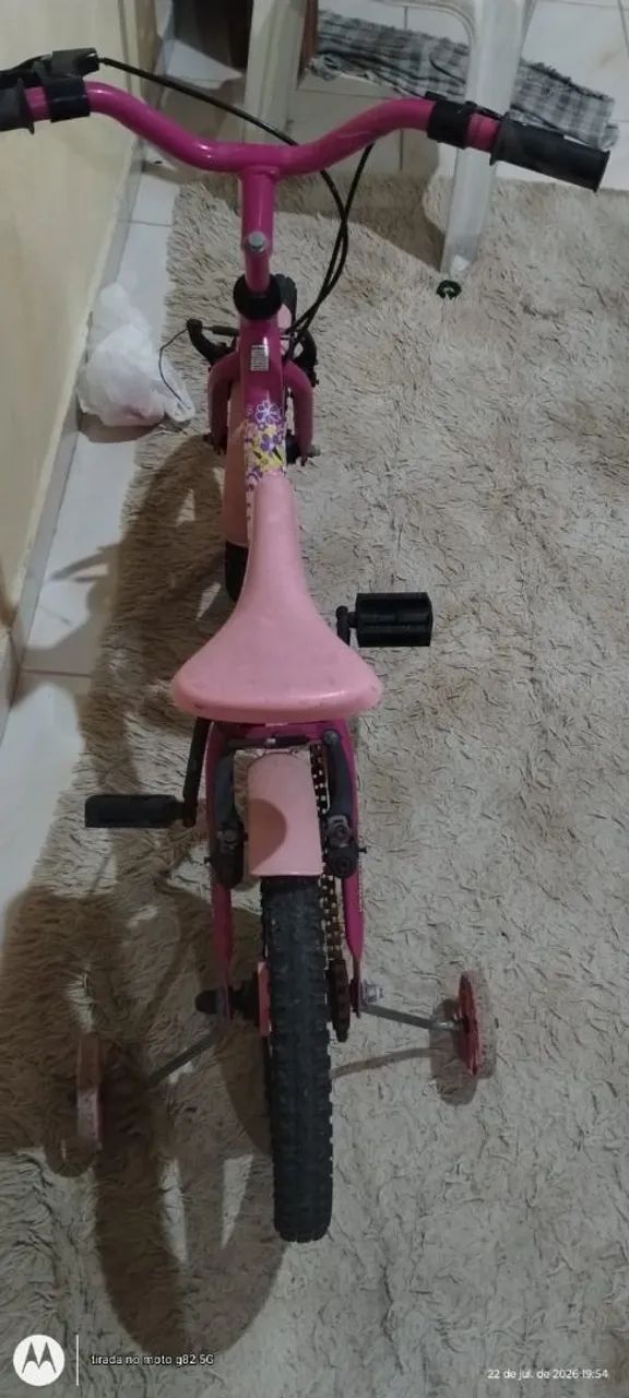 Bicicleta semi nova de criança menina 
