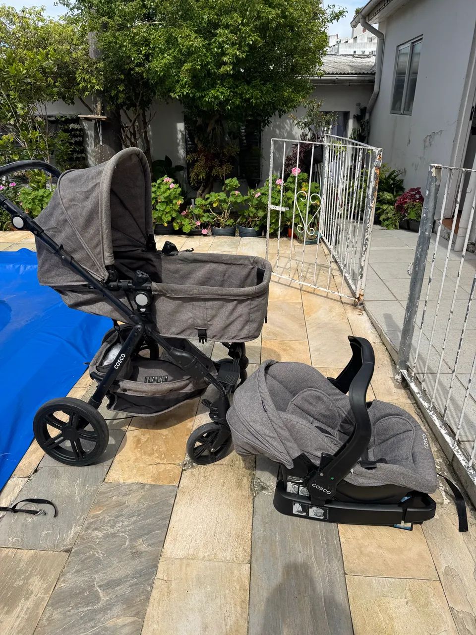 Vendo carrinho de bebê Cosco com bebê conforto  - Foto 2