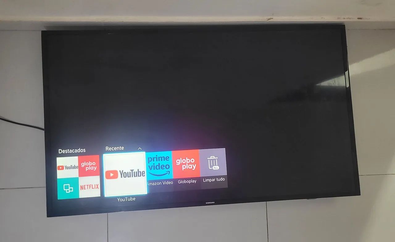 Smart TV LED de 48 polegadas Full HD da Samsung, da Série J5200, lançada no ano de 2015.