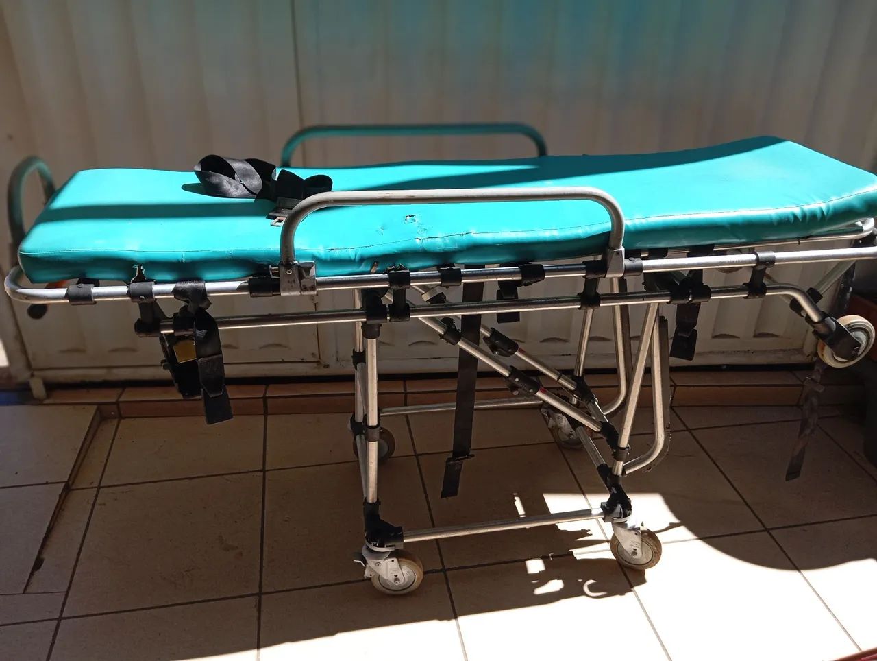 Maca hospitalar retrátil com colchão  - Foto 4