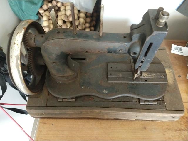 Máquina de costura antiga - Foto 5