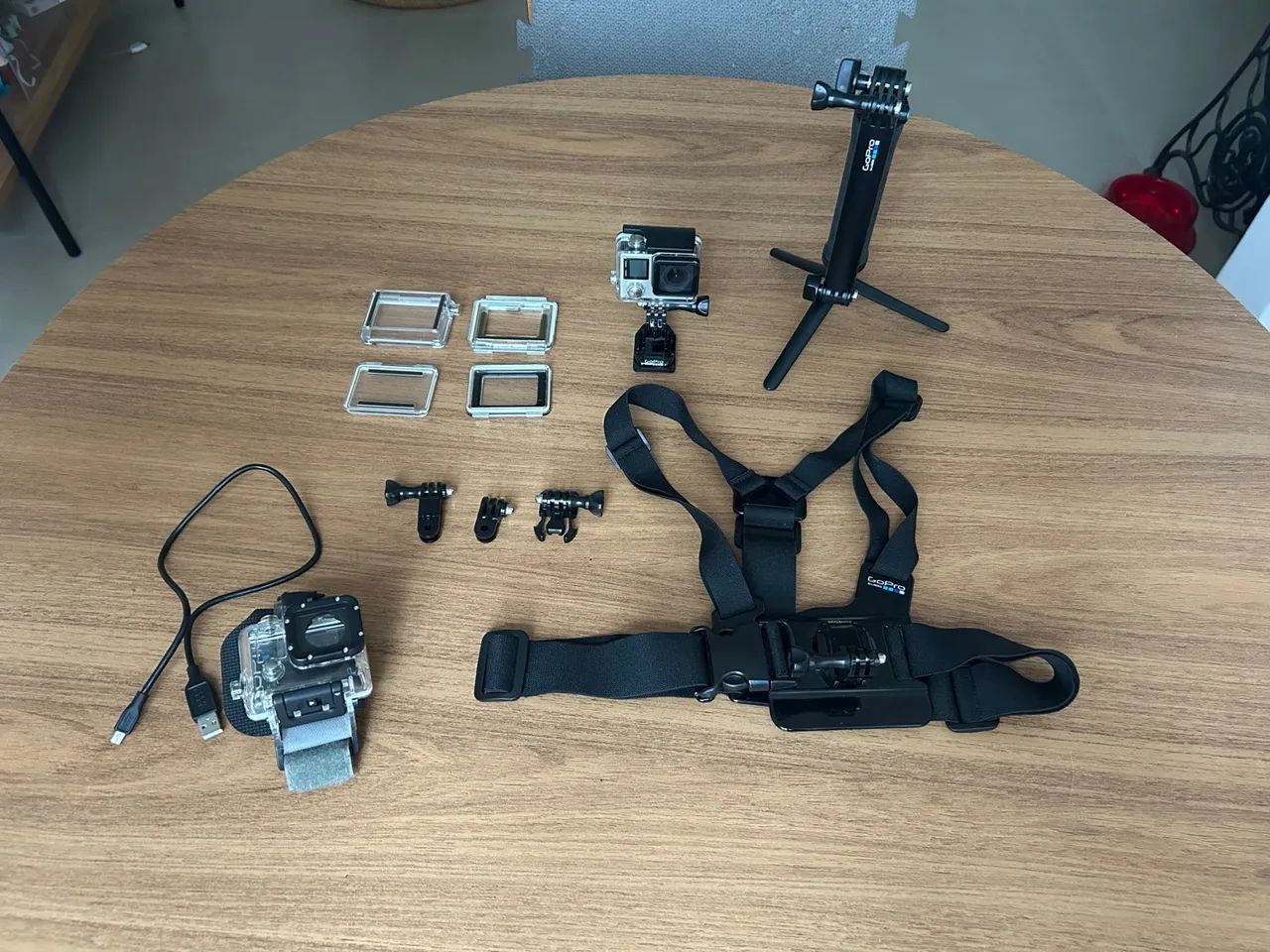 Kit GoPro Hero 4+ com 3 acessórios 