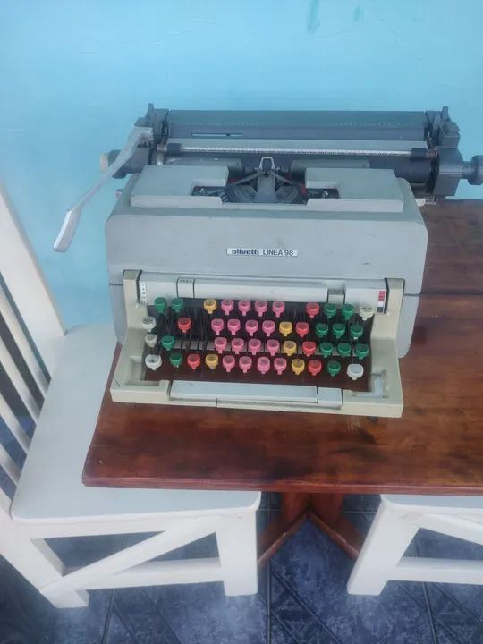 Máquina de datilografia Olivetti linda 98