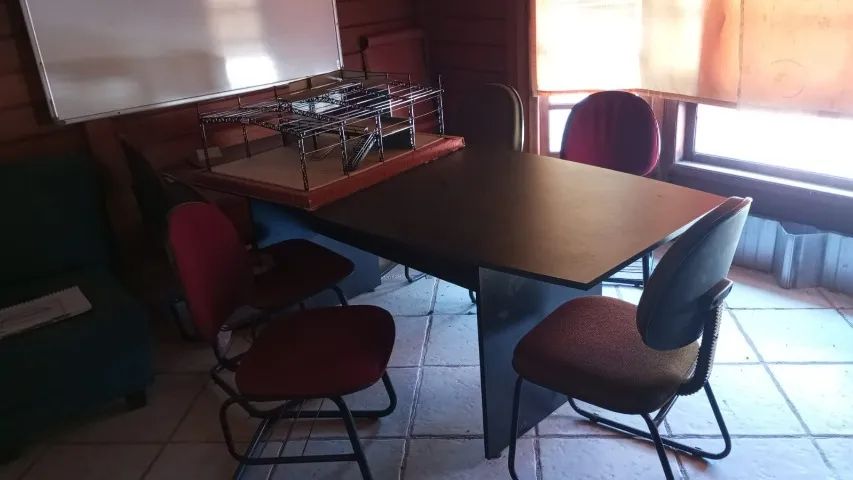 Mesa de reunião ideal para 8 cadeiras