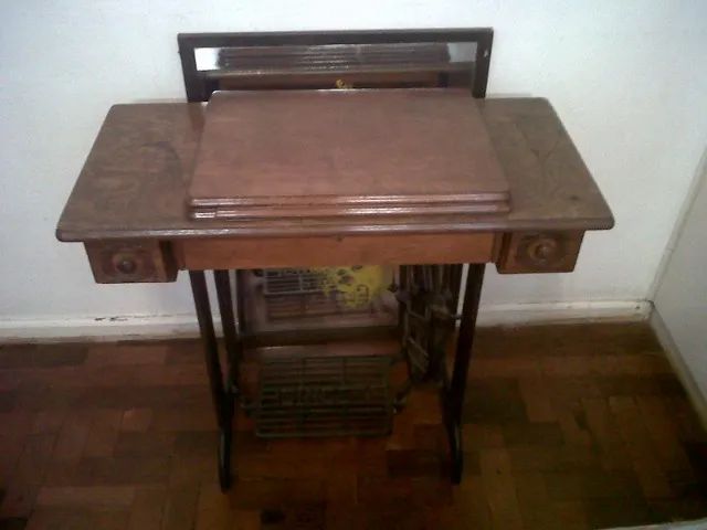 Máquina de Costura Singer Antiga, dos Anos 60"