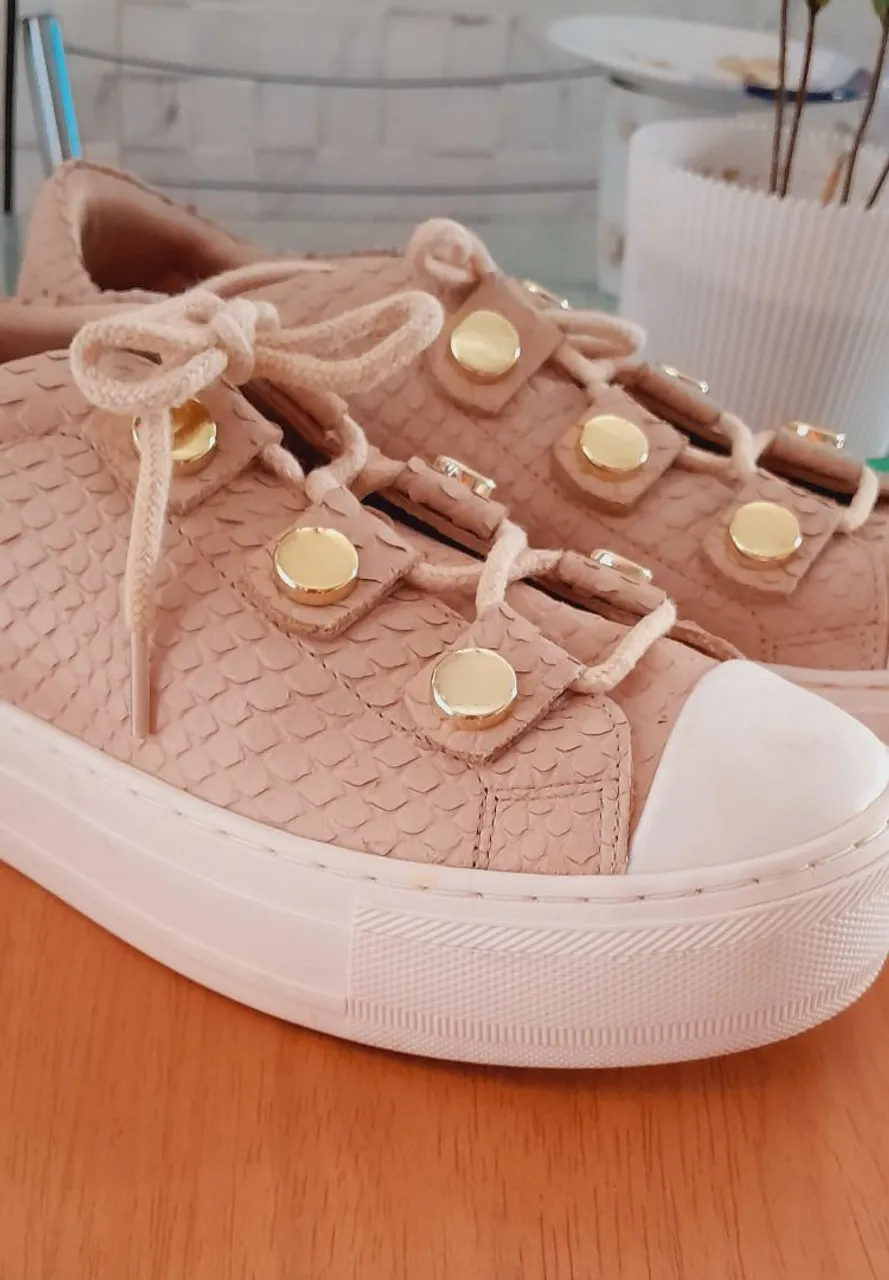 Tênis Feminino Bege com Detalhes Dourados