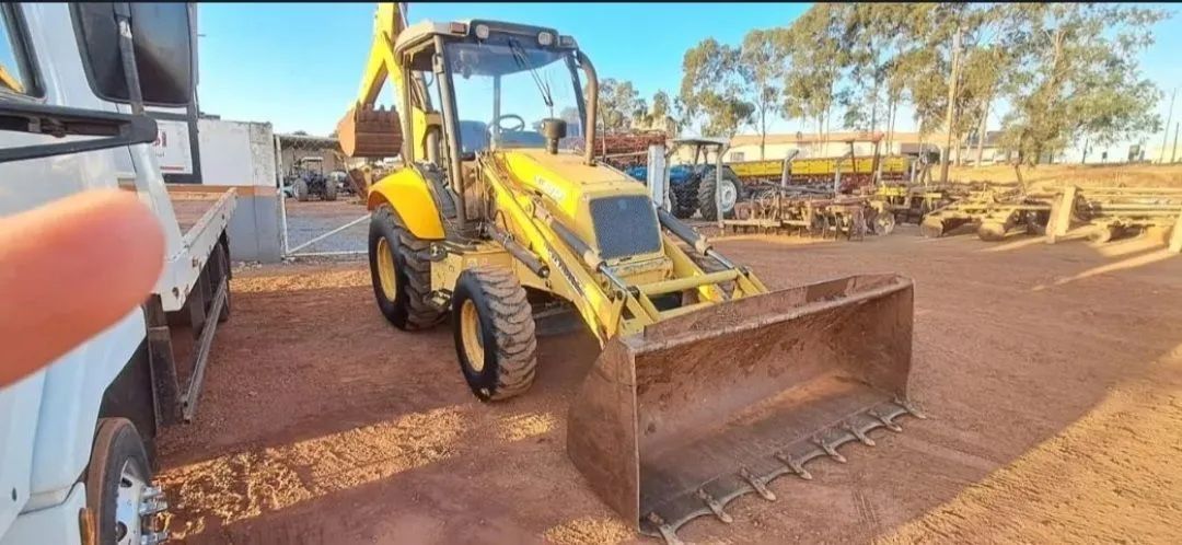 Retroescavadeira Amarela para Construção