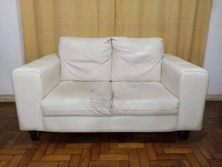 Sofá da Tok Stok de Couro Legítimo Branco 2 Lugares Amplos Leia o Anúncio  - Foto 3