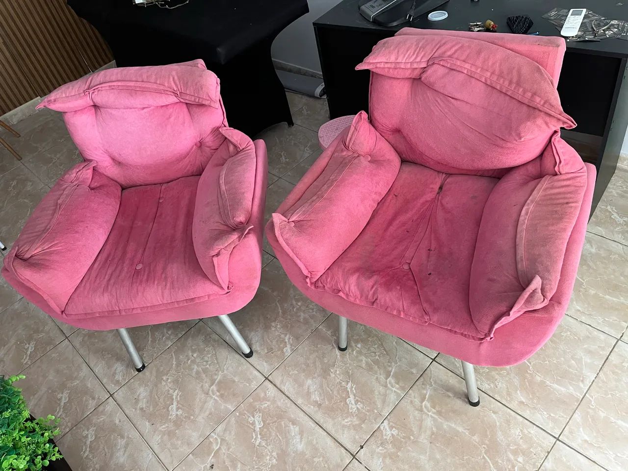 Sofá cama + duas cadeiras estofadas 64295994052609121